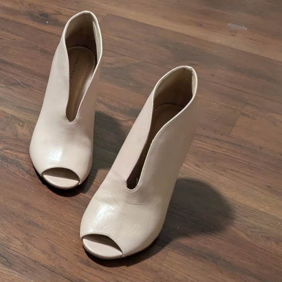 Elegant Beige Peep-Toe Heels - Picture 1 of 1